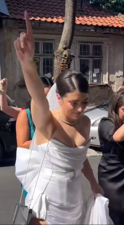 Udala se Danica Krstić: Pevačica kao diva u venčanici od koje zastaje dah, a zbog pesme za prvi ples krenule suze od emocija (VIDEO) 8 hudi 1