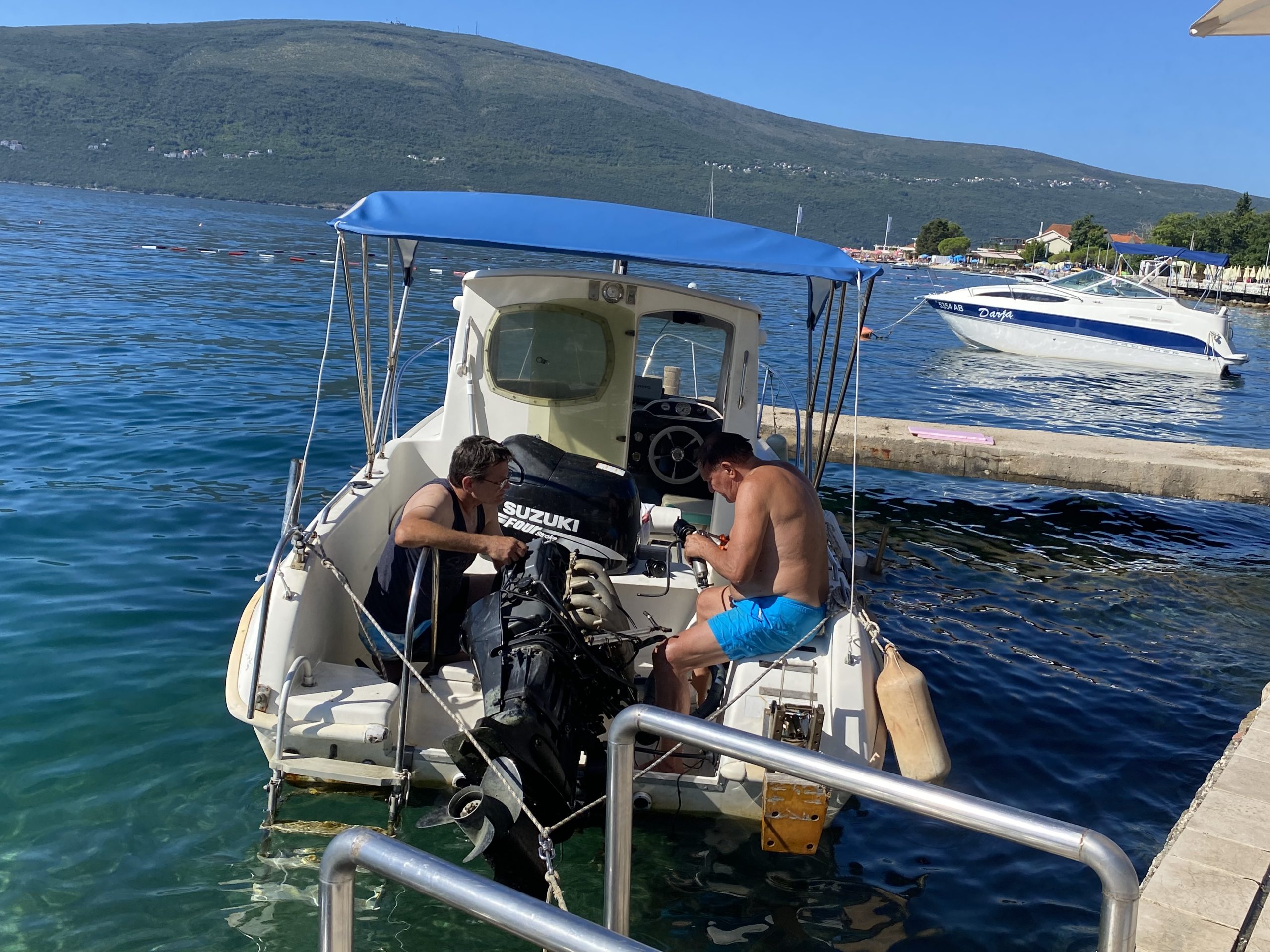 Paparazzo: Miloš Bojanić popravljao brod, a onda je usledio haos na plaži! Svi pritrčali u pomoć (VIDEO) 5 image00001 2
