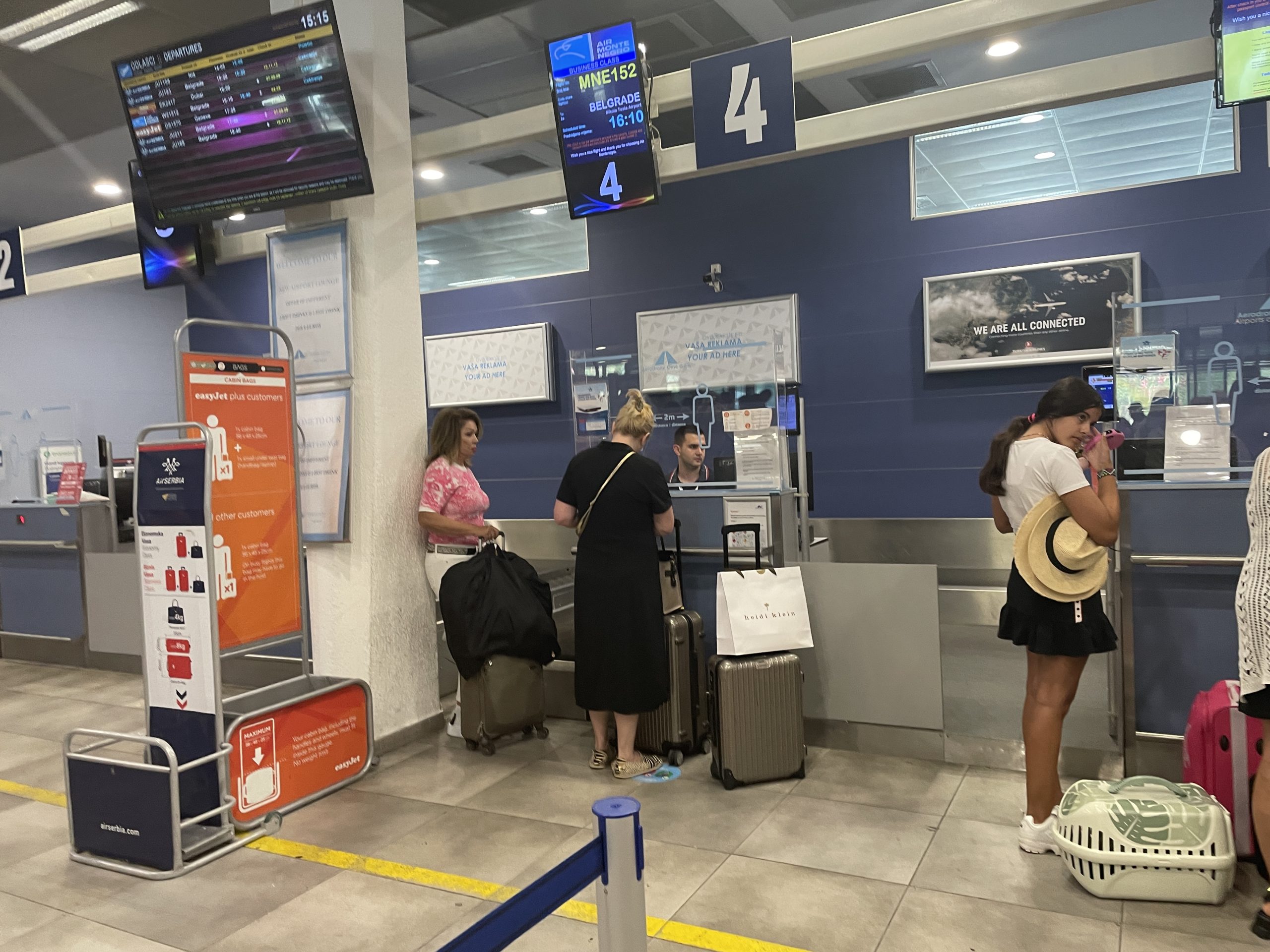 PAPARAZZO: Skockana Neda Ukraden poludela na aerodromu, evo šta radi kad je niko ne gleda (VIDEO) 7 image00001 3