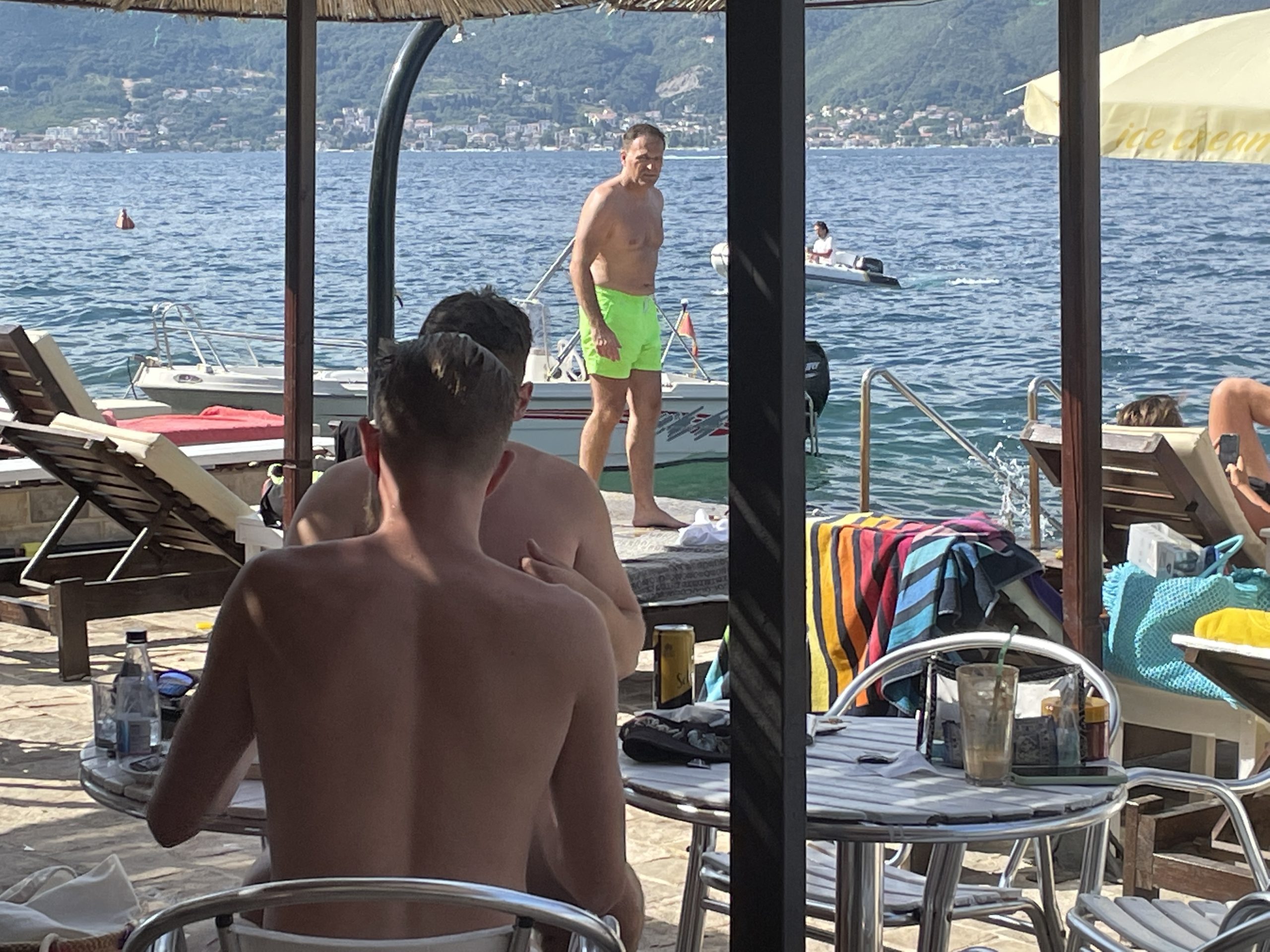 Grand paparazzo: Pevač se grlio i strastveno ljubio sa suprugom u vodi (VIDEO) 7 image00001