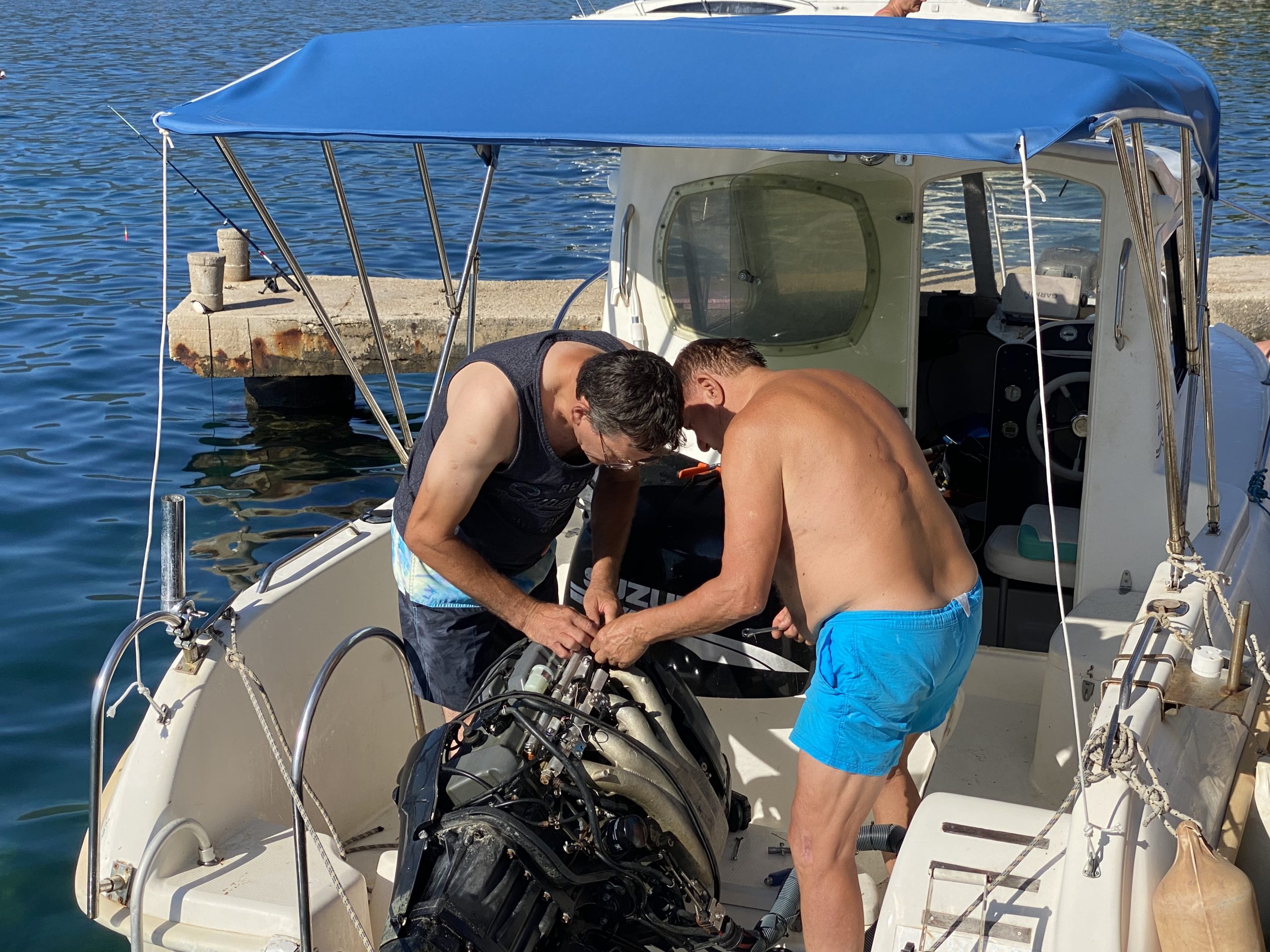 Paparazzo: Miloš Bojanić popravljao brod, a onda je usledio haos na plaži! Svi pritrčali u pomoć (VIDEO) 6 image00002 3