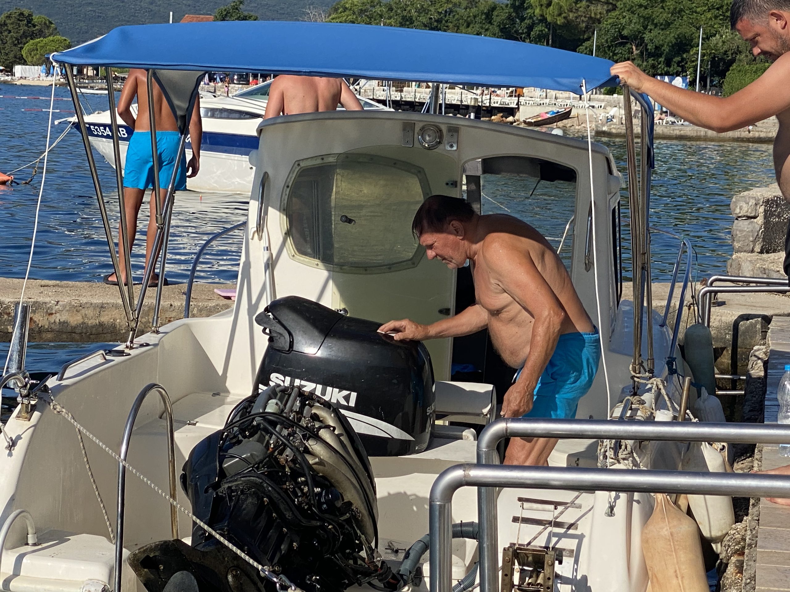 Paparazzo: Miloš Bojanić popravljao brod, a onda je usledio haos na plaži! Svi pritrčali u pomoć (VIDEO) 7 image00003 2