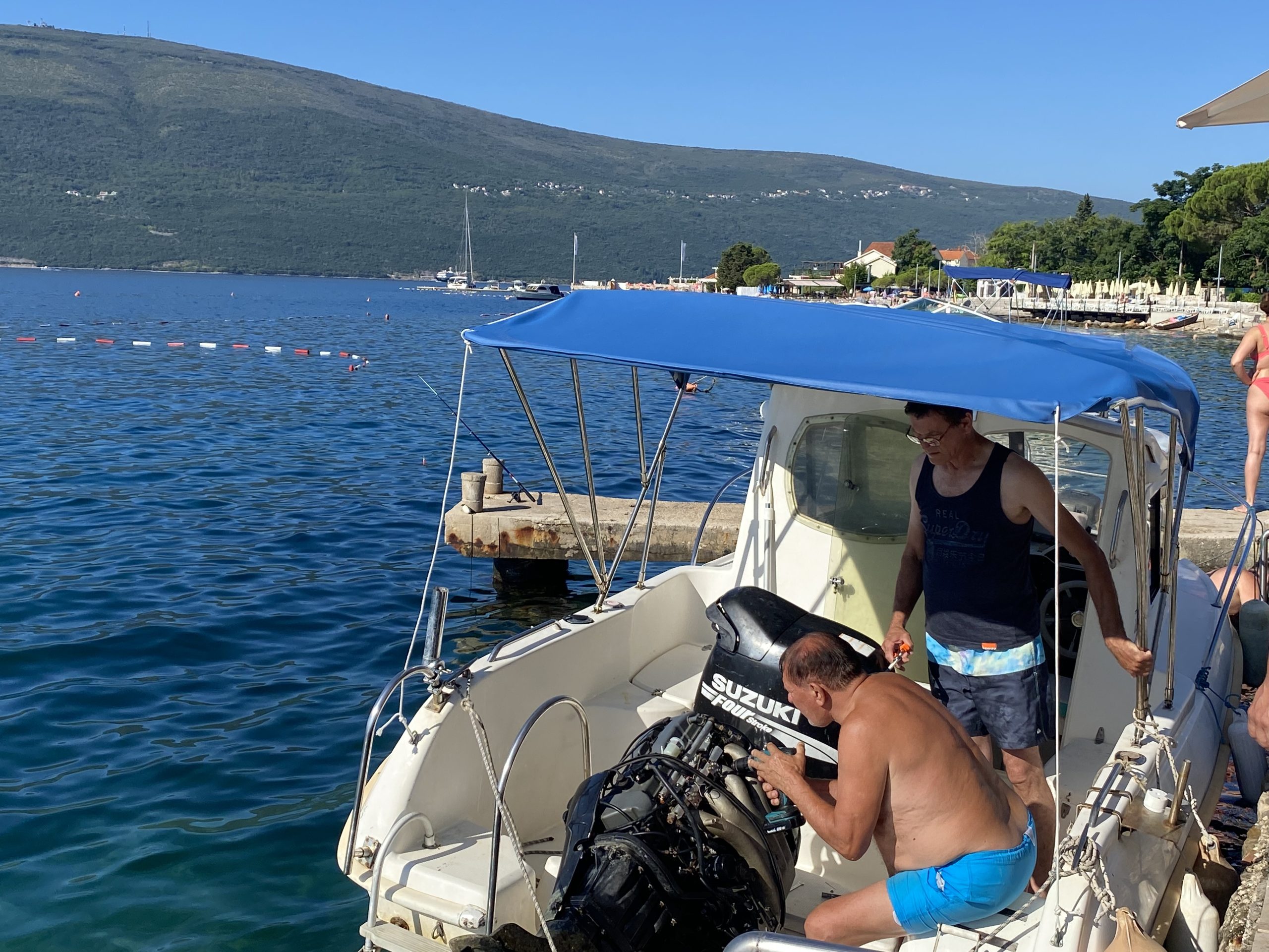 Paparazzo: Miloš Bojanić popravljao brod, a onda je usledio haos na plaži! Svi pritrčali u pomoć (VIDEO) 8 image00004 1