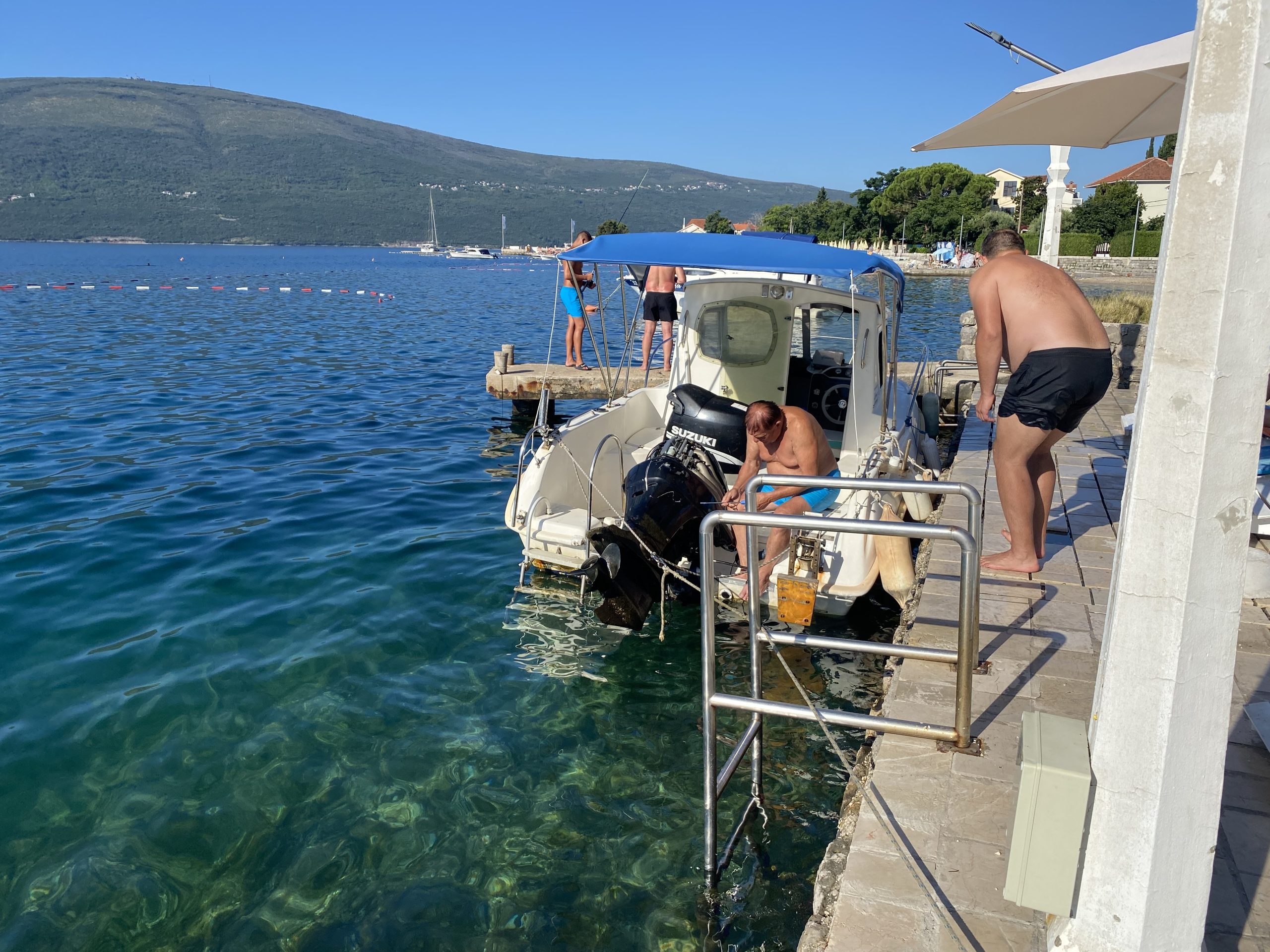 Paparazzo: Miloš Bojanić popravljao brod, a onda je usledio haos na plaži! Svi pritrčali u pomoć (VIDEO) 9 image00005 1
