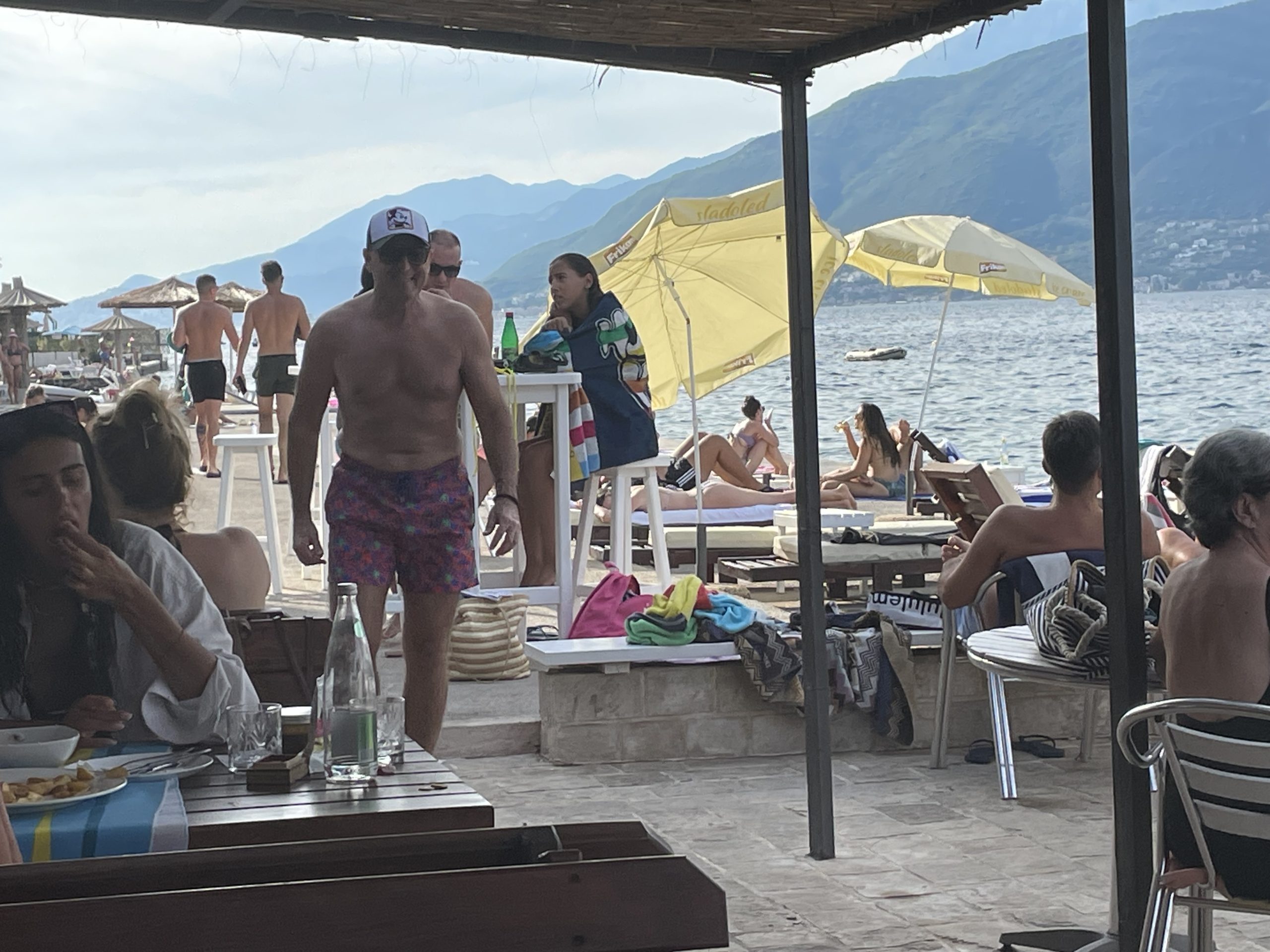 Grand paparazzo: Pevač se grlio i strastveno ljubio sa suprugom u vodi (VIDEO) 9 image00005