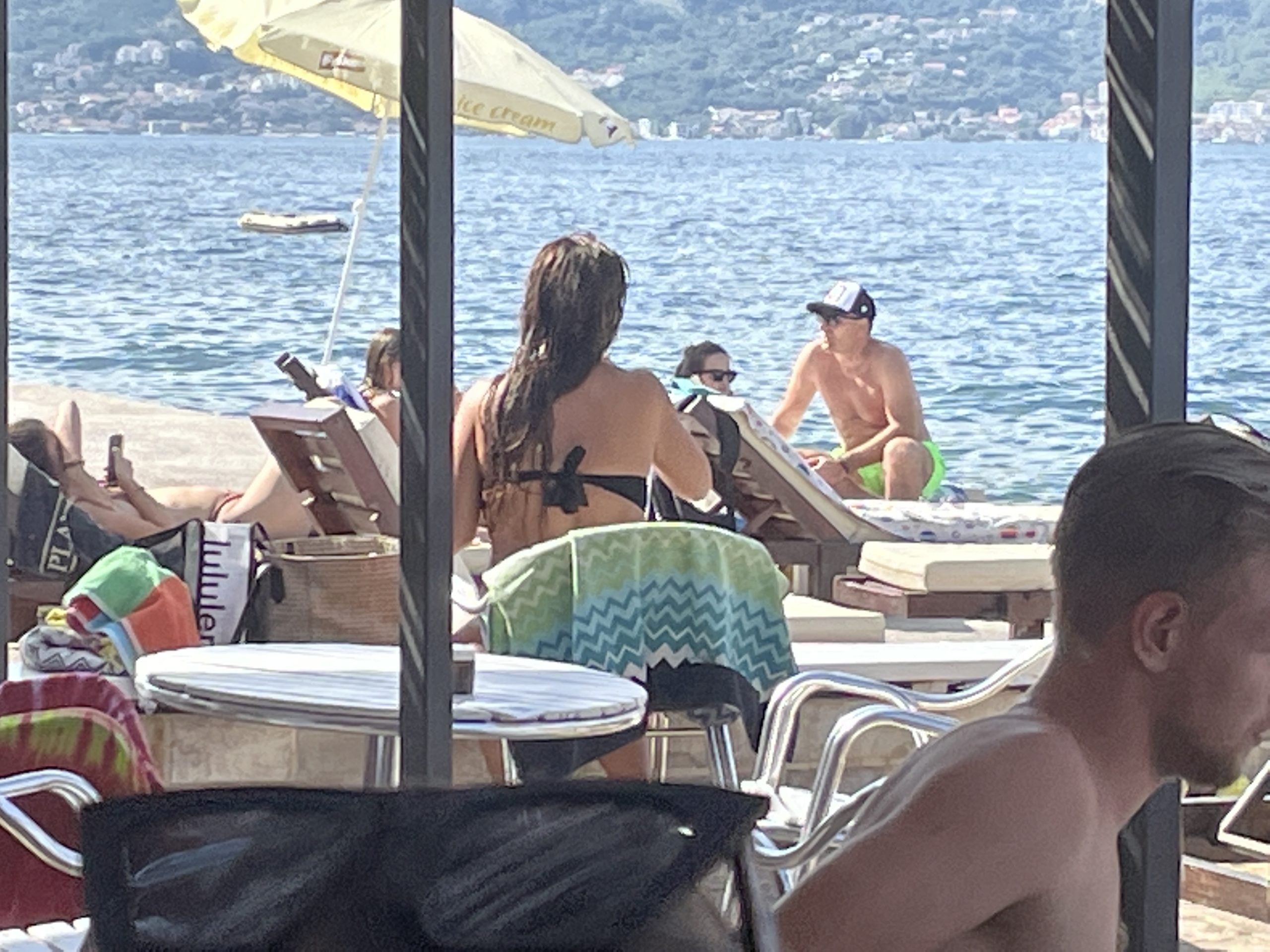 Grand paparazzo: Pevač se grlio i strastveno ljubio sa suprugom u vodi (VIDEO) 6 image00006 1