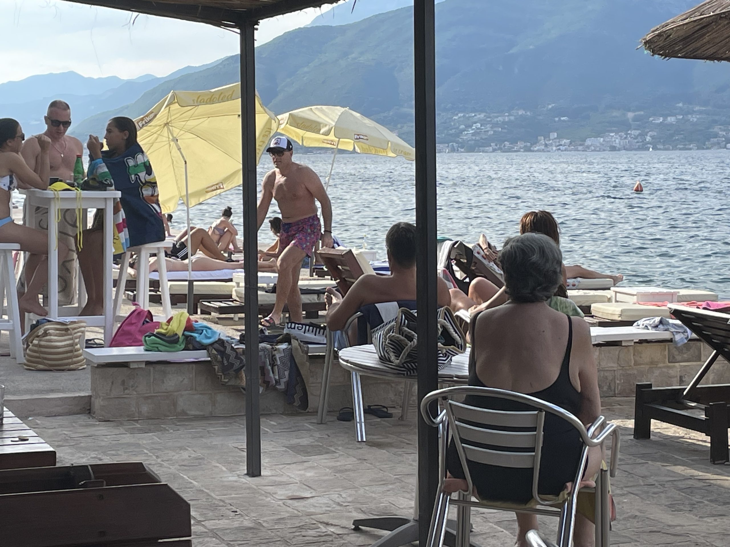 Grand paparazzo: Pevač se grlio i strastveno ljubio sa suprugom u vodi (VIDEO) 5 image00009