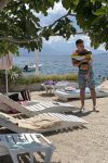 Petar Bulatović se opustio: Paparazzo uhvatio pevača na plaži, evo kako izgleda u kupaćem i šta radi na primorju (VIDEO) 3 image00018