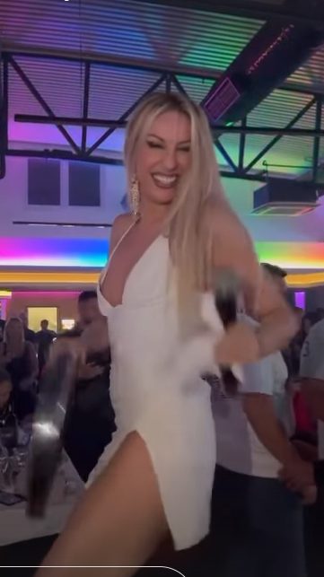 Lom neviđenih razmera: Rada Manojlović u transu vrcka sa ajncerom dok po njoj pada kiša para (VIDEO) 6 jio