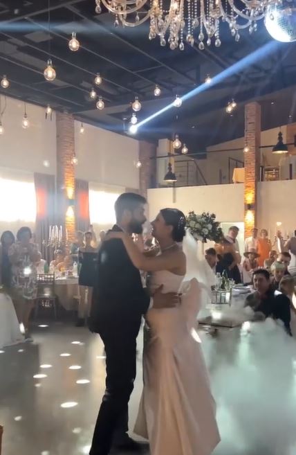 Udala se Danica Krstić: Pevačica kao diva u venčanici od koje zastaje dah, a zbog pesme za prvi ples krenule suze od emocija (VIDEO) 7 jsai
