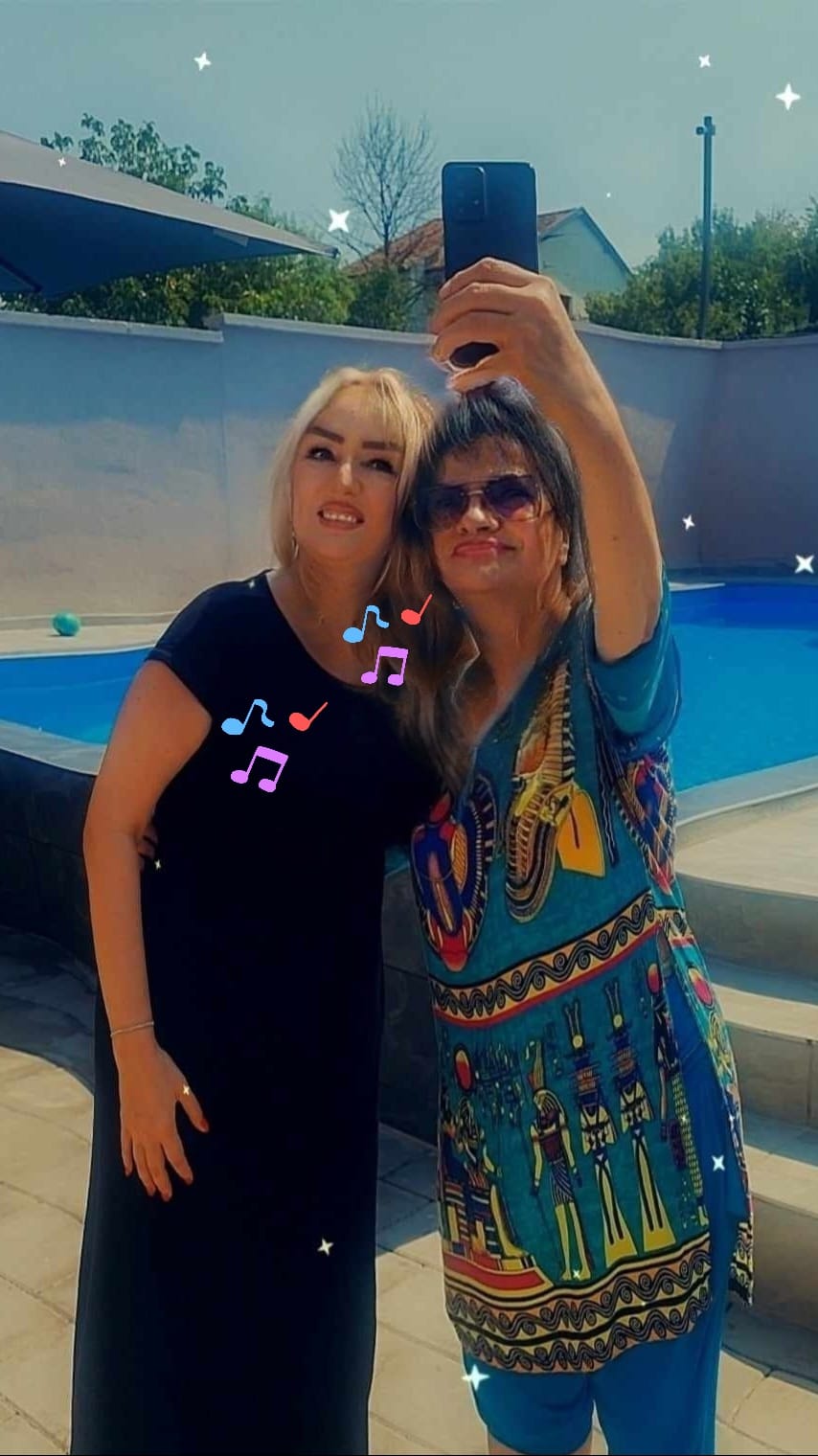 Solarni paneli, bazen u dvorištu, a u bašti organsko povrće: Pevačica rentira nesvakidašnju vilu 9 klaudija i izvorinka milosevic