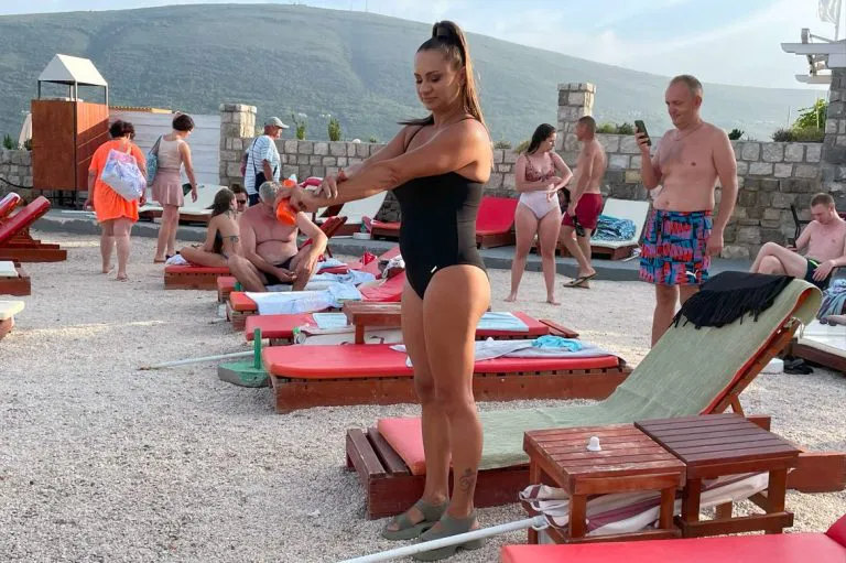 Grudi na izvol'te: Grandove pevačice se razgolitile u Crnoj Gori, evo koja je izdominirala na plaži (VIDEO) 5 mudor2 768x511 1