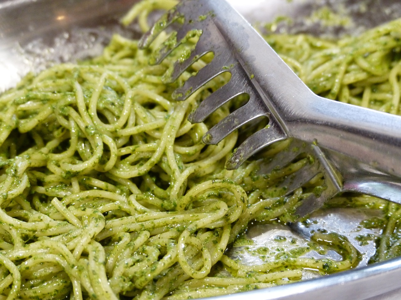 Savršena letnja pasta sa pestom od vlašca i peršuna oduševiće sve ukućane 2 spaghetti 186337 1280