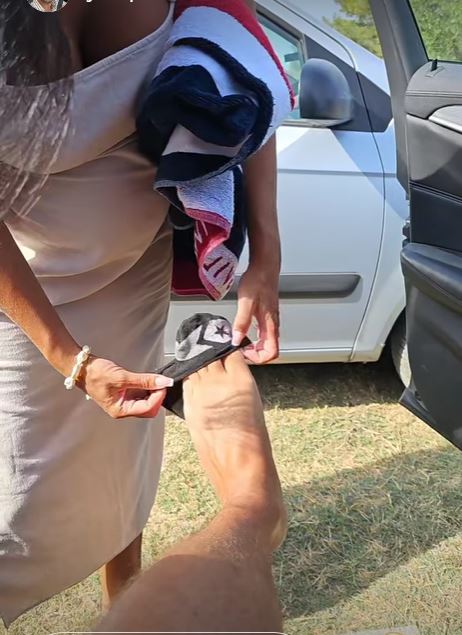 Šok video: Trudna žena Ljube Perućice mu briše noge i obuva čarape na javnom mestu: "Tako se to radi, ful usluga" (VIDEO) 6 wio
