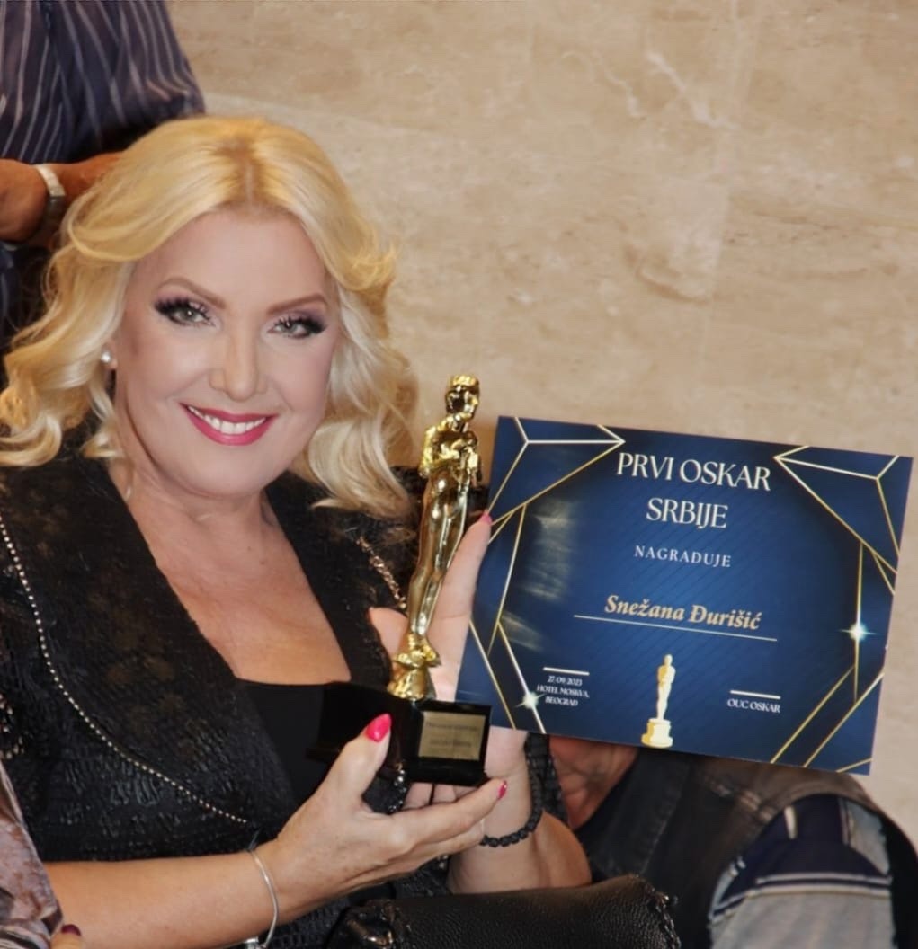 Još jedna nagrada u rukama Snežane Đurišić, pevačica puca od ponosa: "I ova će krasiti moj dom" 7 IMG db32958d0ea04675a50a780f30acbabc V