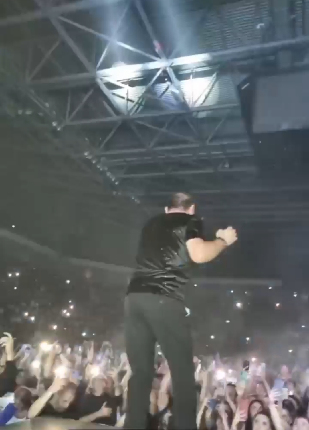 OVA NOĆ ĆE SE PAMTITI: Marta iznenadila Mileta Kitića na bini, pa zapevali zajedno pred punom Arenom (VIDEO) 6 Screenshot 20230921 083334 Gallery