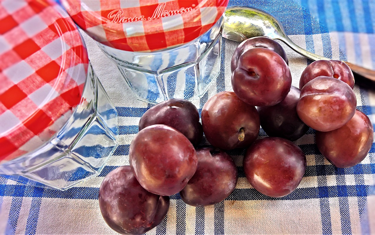 plums 4409861 1280