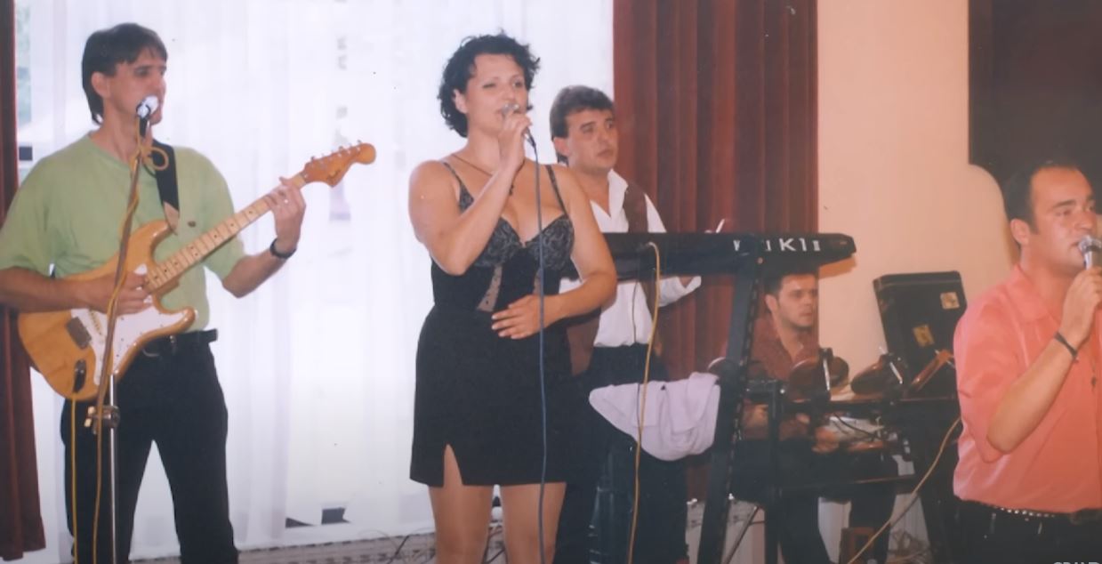 U mladosti bila zanosna crnka, a danas je atraktivna plavuša: Da li znate ko je pevačica sa fotografije? (FOTO) 6 zuzana varga