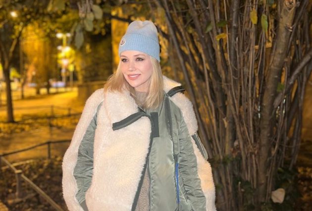 JELENA ROZGA PRILAZE MI ZENE
