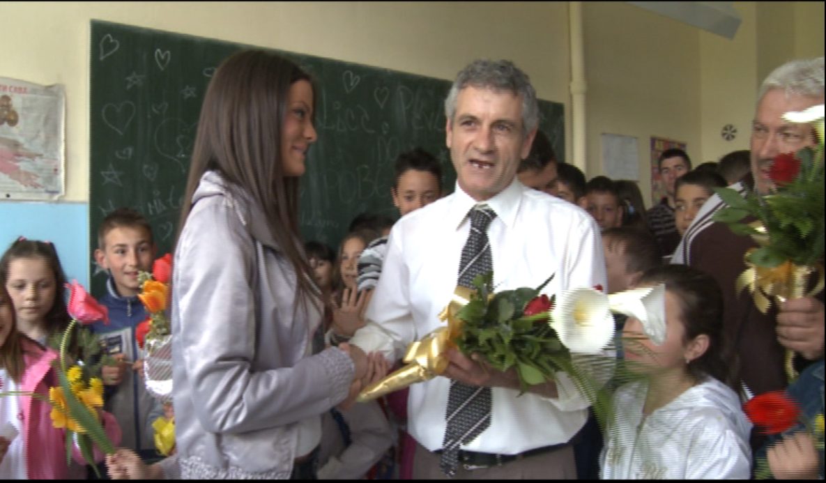 Snimak zlata vredan! Milica Pavlović na skuteru, Gornji Bunibrod se digao na noge, a ovako je govorila na početku karijere (VIDEO) 7 Milica Pavlovic Gornji Bunibrod osnovna skola