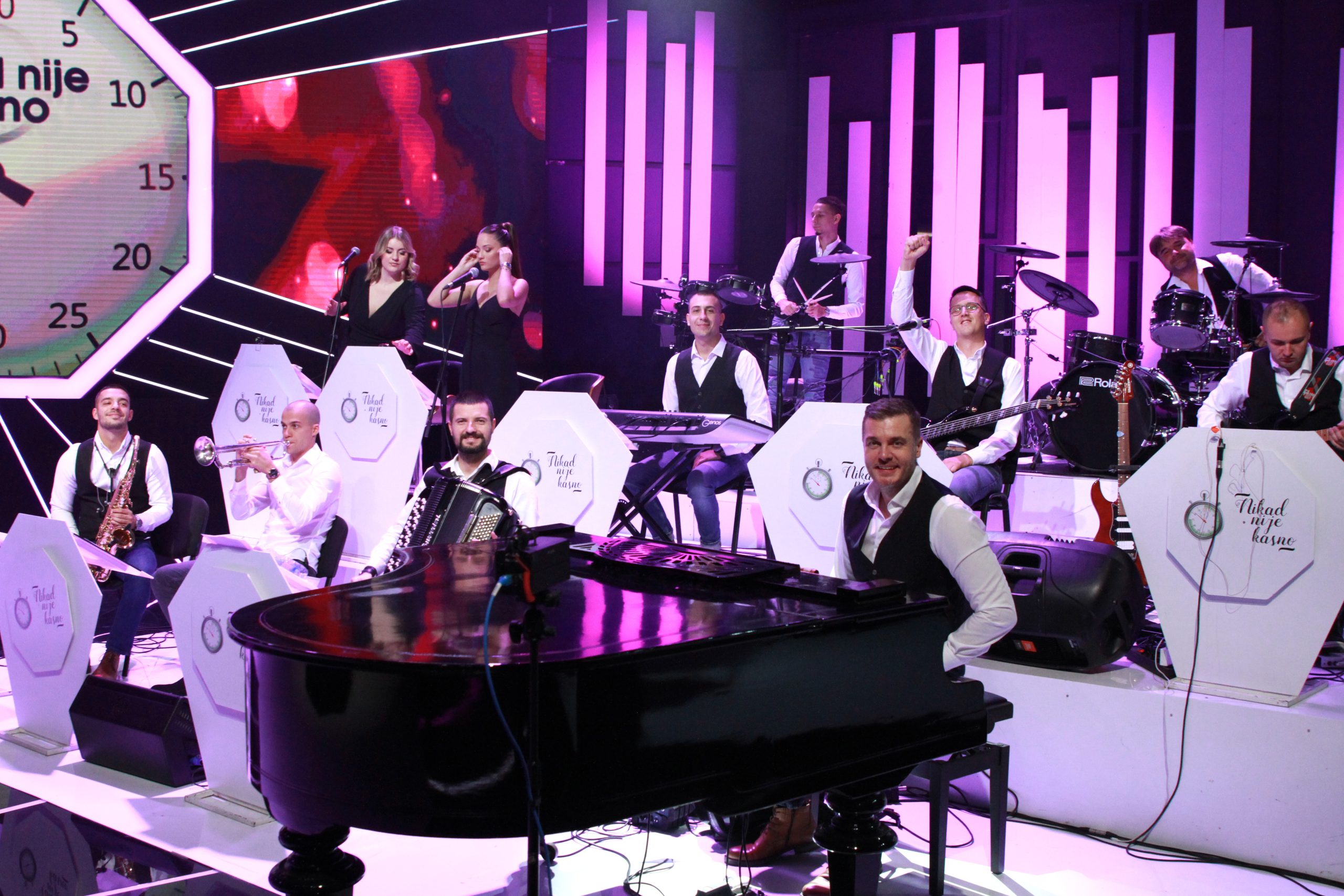 "Pare uvek idu na harmoniku" Članovi orkestra Nikad nije kasno otkrili za koju pesmu uzimaju najveći bakšiš (VIDEO) 5 ORKESTAR NNK SNIMANJE 28092023 FOTO MUNJA 8 ok