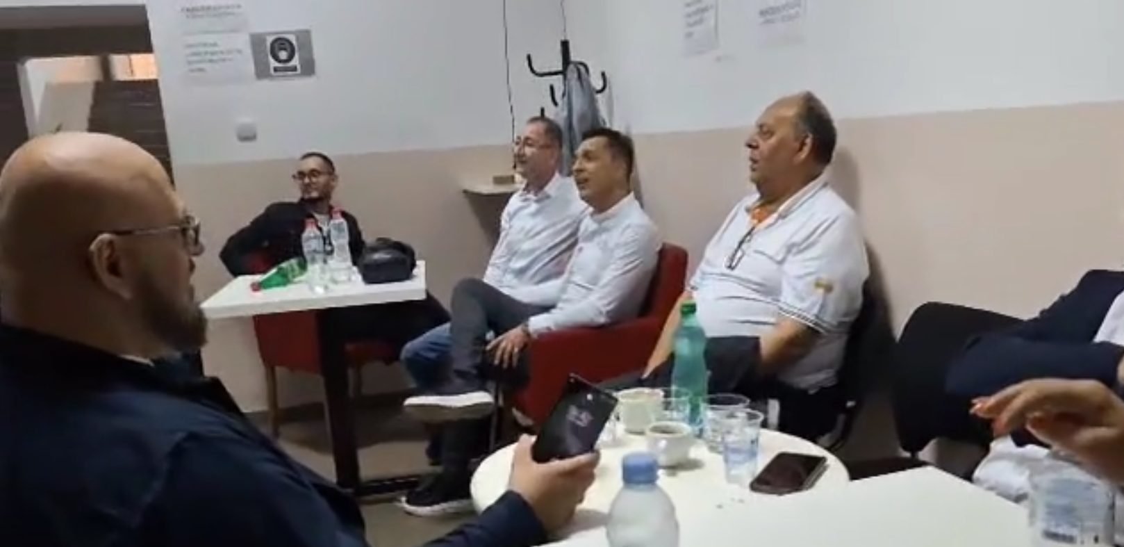 Ovo što se dešavalo iza scene "Nikad nije kasno" je najlepša slika koju ćete danas videti (VIDEO) 5 Takmicari Nikad nije kasno pevaju iza kulisa