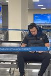 Paparazzo: Uroš Živković uhvaćen na Malti, nećete verovati šta radi (VIDEO) 2 Uros Zivkovic zaspao na aerodromu