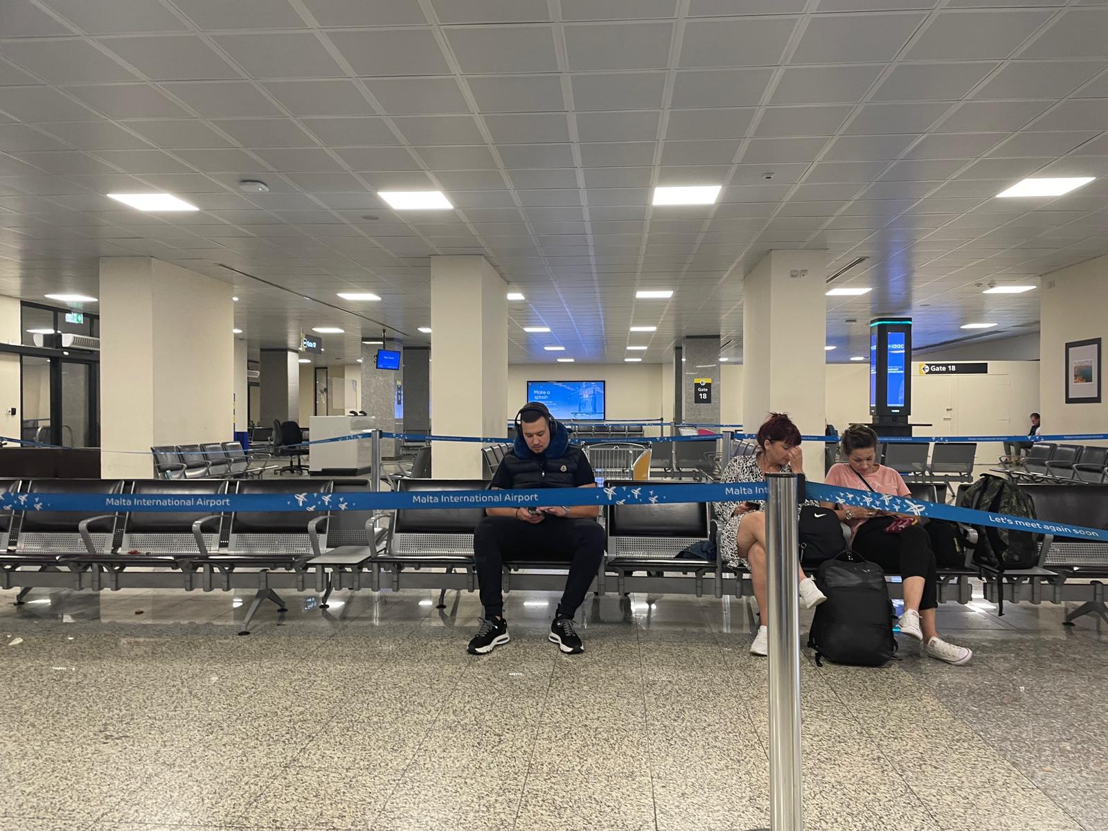 Paparazzo: Uroš Živković uhvaćen na Malti, nećete verovati šta radi (VIDEO) 7 Uros Zivkovic zaspao na aerodromu 2