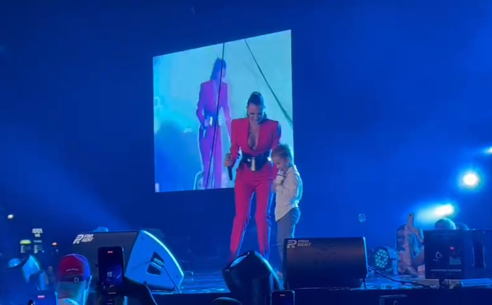 OVOME SE NIKO NIJE NADAO: Prija u suzama izvela sina na binu, zbog njegove reakcije grmela Zetra (VIDEO) 6 aleksandra prijovic izvela sina na binu 1