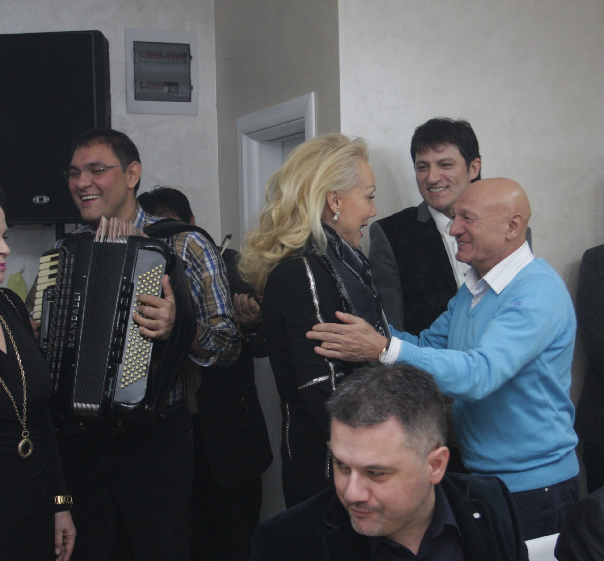 Nikad viđeni snimak Aleksandre Prijović i Šabana Šaulića iz njegovog doma u Beogradu (VIDEO) 6 aleksandra prijovic peva sabanu slava