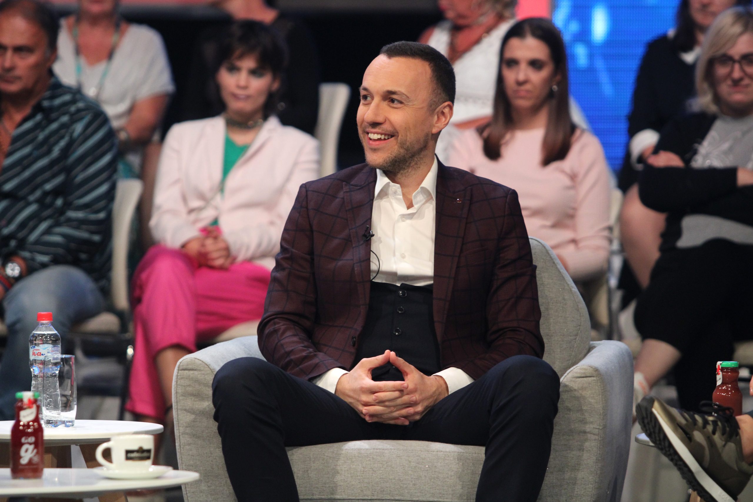 On je najviši pevač među ZVEZDAMA GRANDA, kad staneš pored njega, misliš da si premali 7 bane mojicevic otkrio koja pevacica mu je miljenica 1