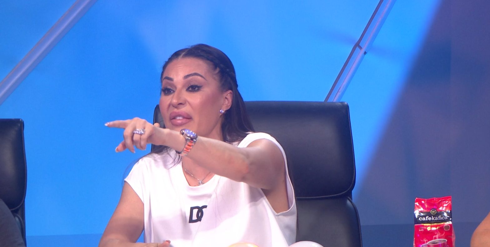 NEZGODA U "ZVEZDAMA GRANDA" Sanja Kužet doživela peh, pa odbrusila: "Popoviću, puk'o ti studio" (VIDEO) 7 ceca 1