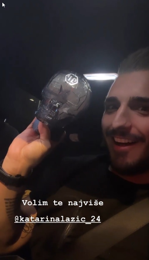 Još jedno slavlje u domu Darka Lazića, supruga ga šokirala poklonom od 2.500 evra: "Ja ću tebe da ubijem" (VIDEO) 6 darko 1
