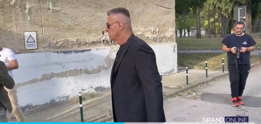 Ovakvog ga retko viđamo: Đorđe David se pojavio u elegantnom izdanju na snimanju "Zvezda Granda" (VIDEO) 4 Đorđe David u elegantnom izdanju