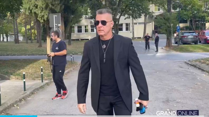 Ovakvog ga retko viđamo: Đorđe David se pojavio u elegantnom izdanju na snimanju "Zvezda Granda" (VIDEO) 3 Đorđe David u elegantnom izdanju