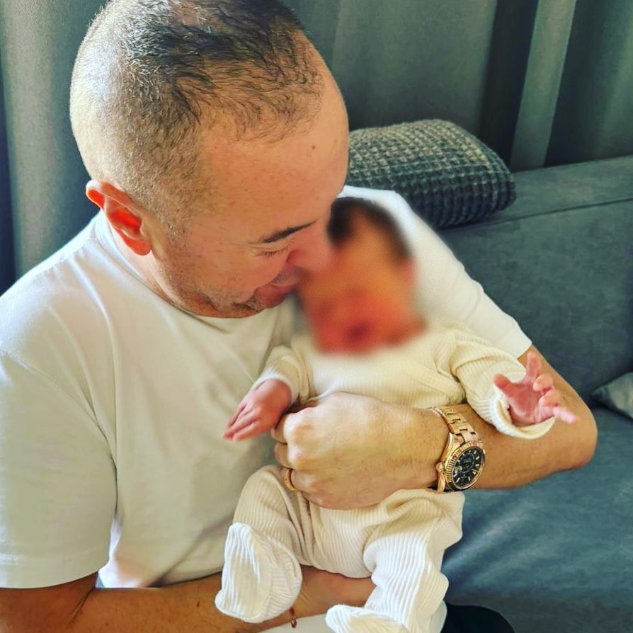 Đani pokazao unuku, drži je u naručju i puca od sreće: "Da Bog da svi ovo doživeli" 5 djani pokazao unuku