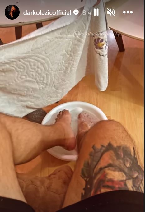 Darku Laziću žena pere noge: Pevač objavio detalje bračnog života: "Hvala ženo" (VIDEO) 5 gk