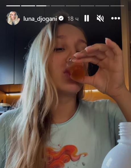 Luna Đogani nazdravlja nedelju dana nakon porođaja: "Nisam pila devet meseci" (FOTO) 5 luna djogani pije 3