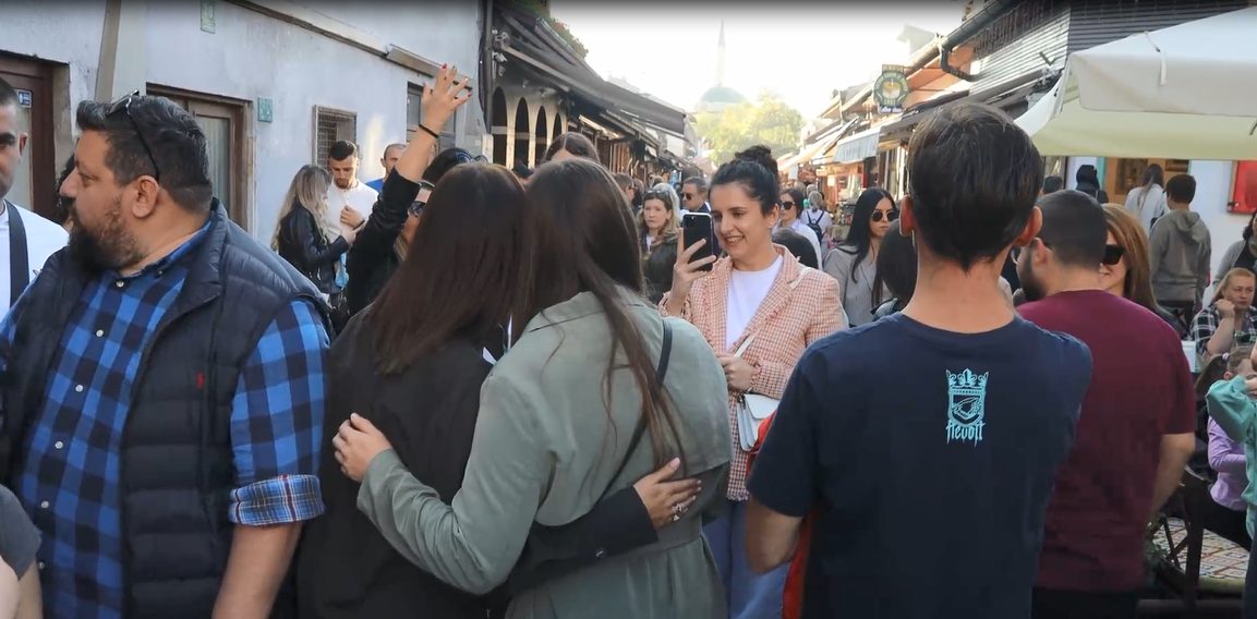 Kolaps na ulicama Sarajeva zbog Aleksandre Prijović: Poznati pevač je umalo rasplakao emotivnim rečima (VIDEO) 6 prija sarajevo fanovi