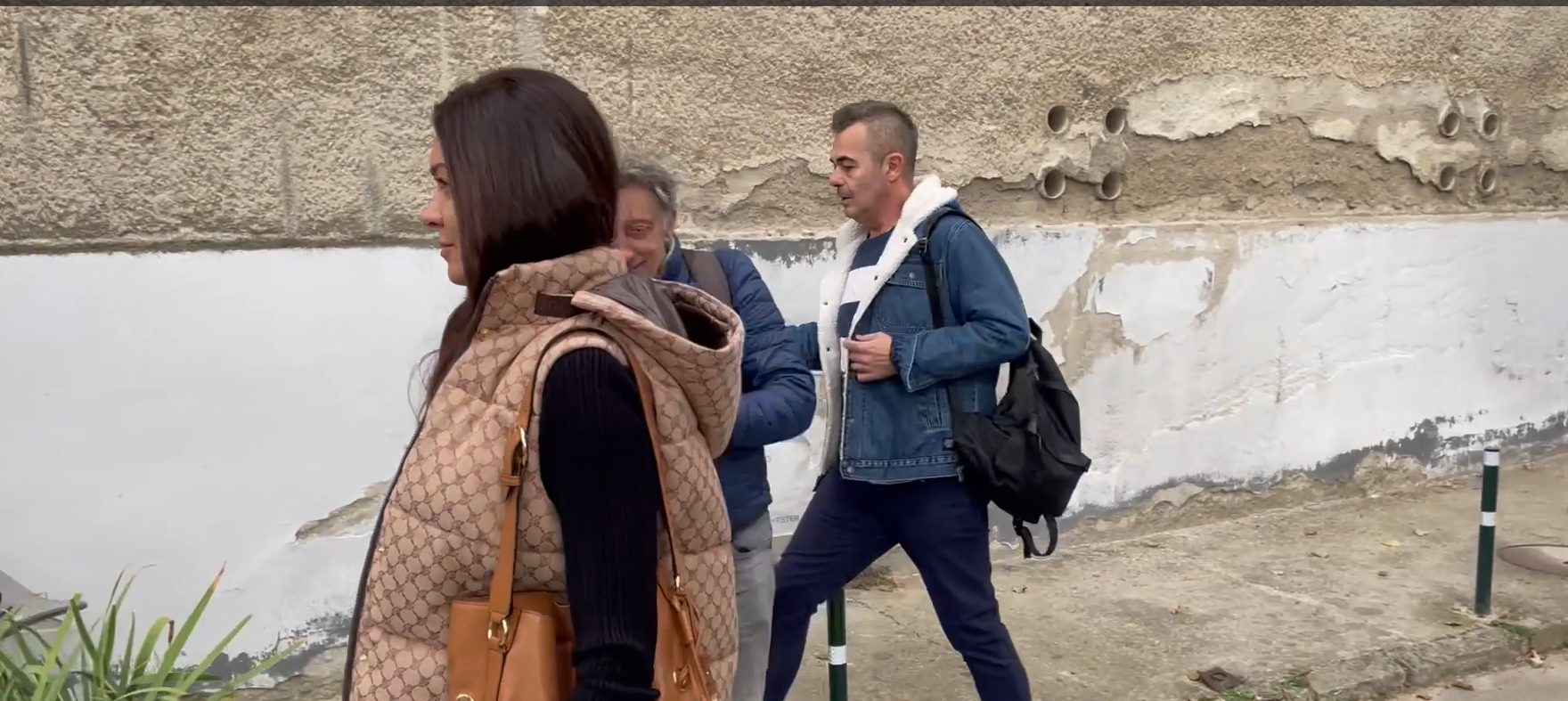 Sanja Kužet bez šminke i u trenerci: Voditeljka stigla na snimanje u pratnji muškarca, svi se pitaju ko je on (VIDEO) 7 sanja kuzet bez sminke i u trenerci 1