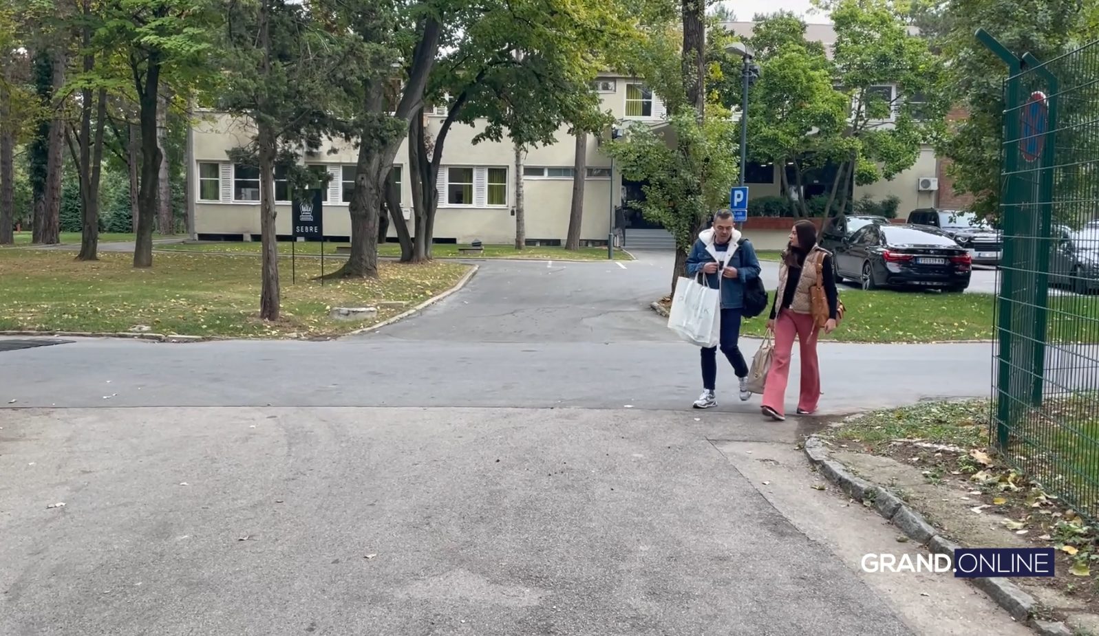 Sanja Kužet bez šminke i u trenerci: Voditeljka stigla na snimanje u pratnji muškarca, svi se pitaju ko je on (VIDEO) 5 sanja kuzet u trenerci bez sminke