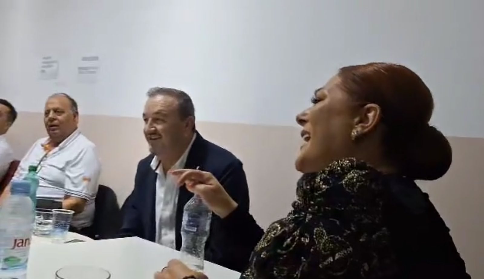Ovo što se dešavalo iza scene "Nikad nije kasno" je najlepša slika koju ćete danas videti (VIDEO) 7 takmicari nikad nije kasno pevaju iza kulisa2