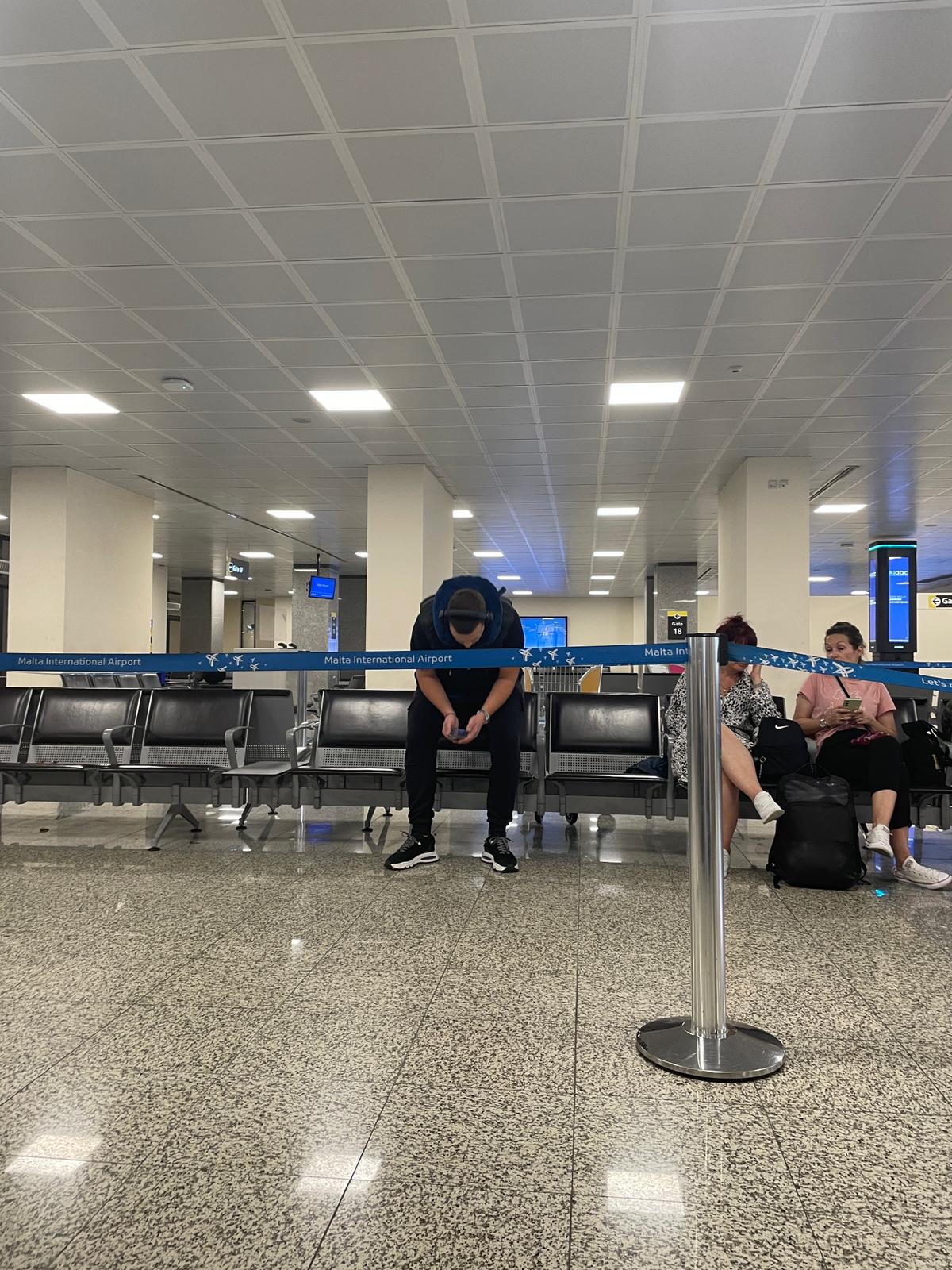 Paparazzo: Uroš Živković uhvaćen na Malti, nećete verovati šta radi (VIDEO) 5 uros zivkovic zaspao na aerodromu 1