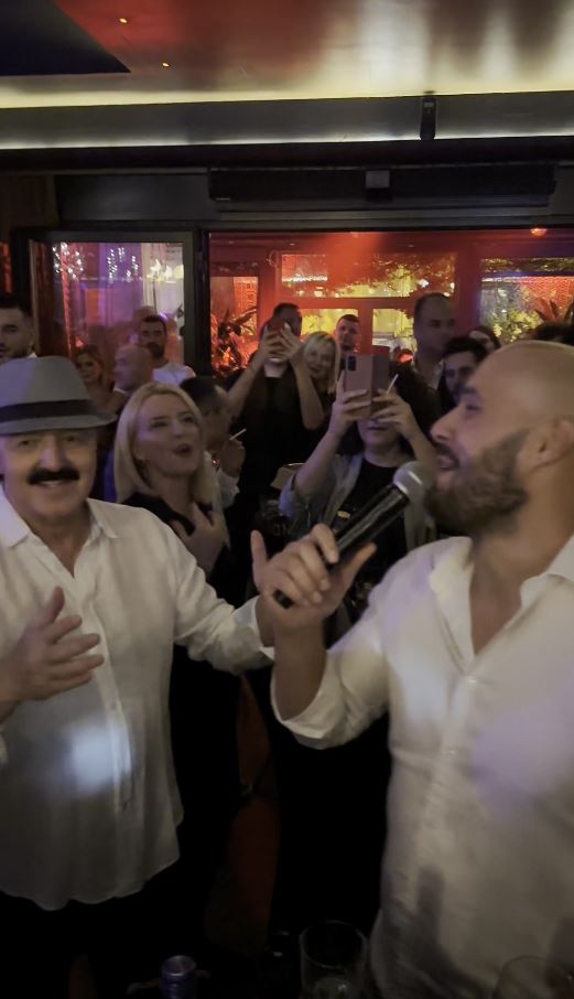 Rajo Simonović ukrstio glas sa Harisom Džinovićem, cela kafana na nogama: "Kako te nisam poznao kada sam ušao na vrata" (VIDEO) 6 Capture 12