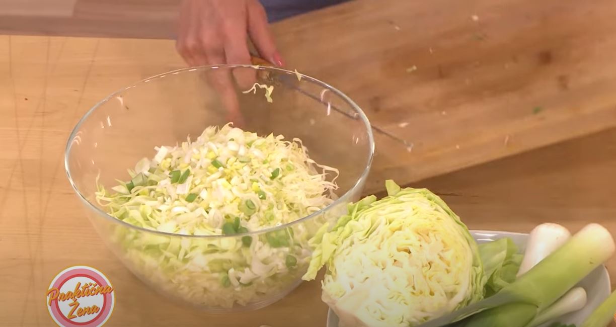Ručak koji će vas oboriti s nogu: Kroketi sa krompirom i kupus salata (VIDEO) 5 Capture 9