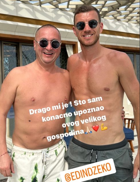 DJani tokom odmora ne izlazi iz elitnog kruga Pevac uziva na bazenu u drustvu fudbalske legende 3