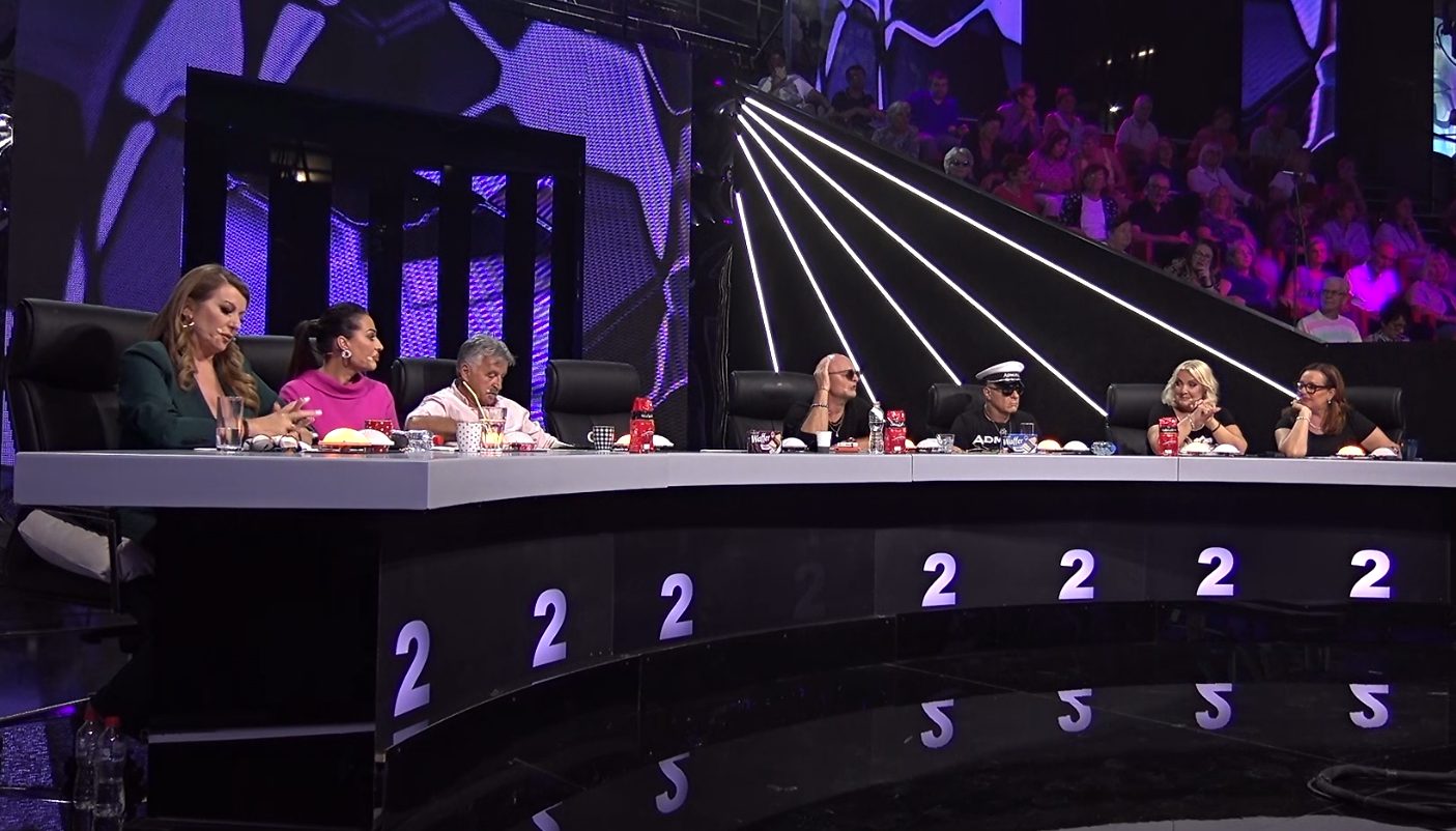 Haos u studiju Ziri u suzama Vezba da udje u flasu ja ljuljam a volim kad zulja 12
