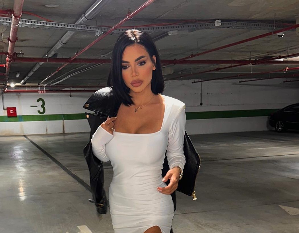 Helena Topalović ne prestaje da provocira: Zapalila mreže u seksi izdanju pored jelke, a svi komentarišu njenu pozadinu (FOTO) 5 Helena Topalović ne prestaje da provocira