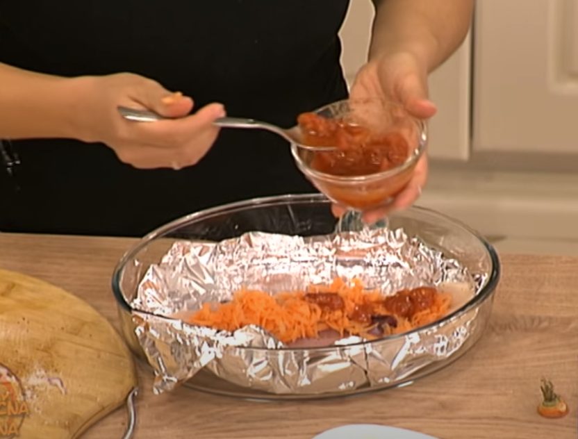 Predlog za ukusan i posan rucak Som sa krompirom u paradajz sosu 2