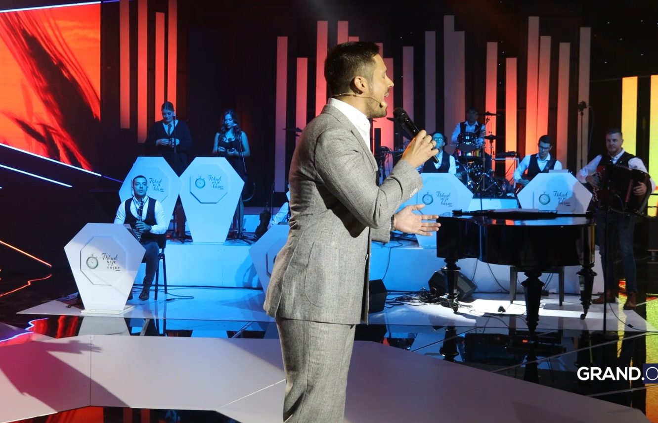"Ovo je tek početak" Nikola Rokvić najavio novi poduhvat, potom usledilo iznenađenje: "Kakve komšije imam" (VIDEO) 7 U bekstejdzu kod Zike Jaksica ludo kao i uvek Nikola Rokvic na sminjanje dosao kao Engleski Princ Mare na teskim mukama 3 1